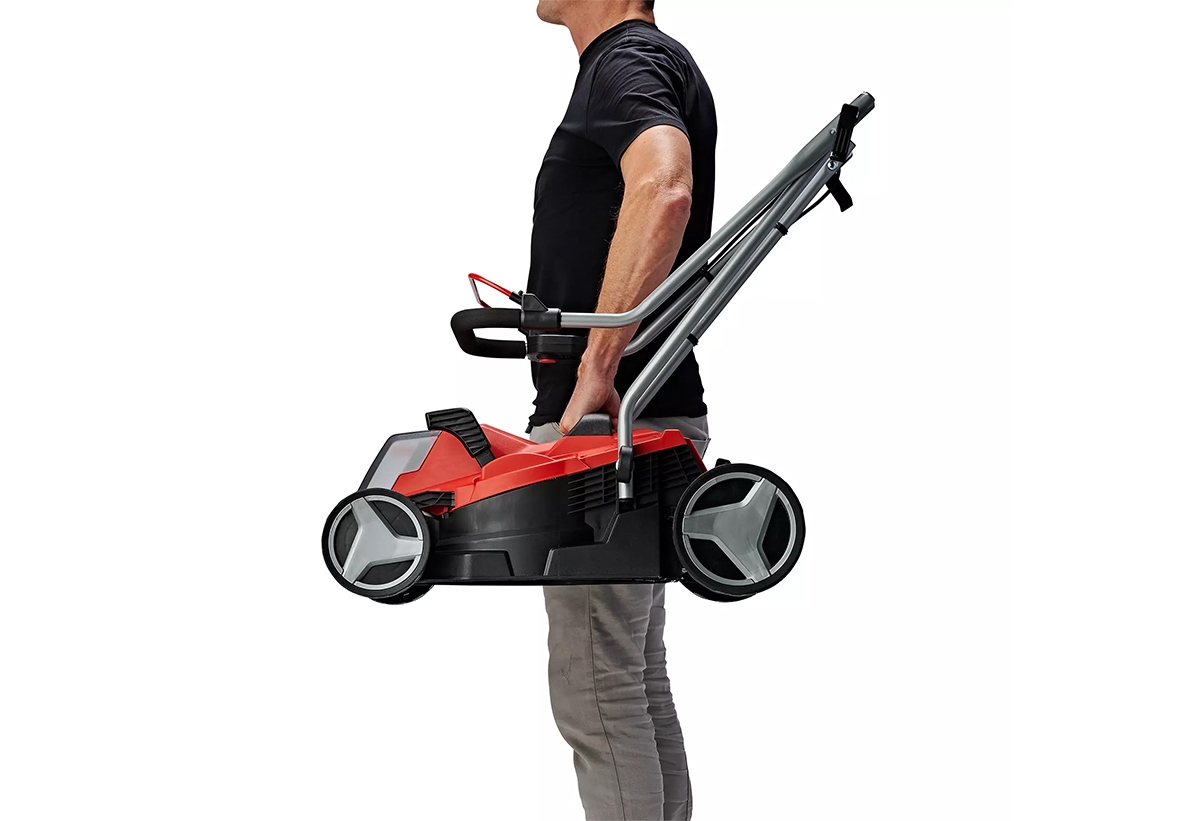 Απεικονίζεται άνδρας να μεταφέρει το αναδιπλωμένο χλοοκοπτικό με το ένα χέρι.